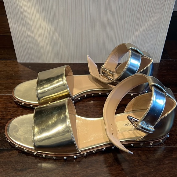 Valentino Garavani Metallic Leather Flat Sandals - Picture 4 of 6